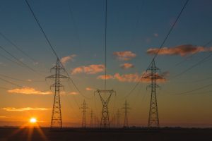 Stromtrasse mit Sonnenuntergang